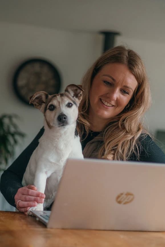 Eigenaar bekijkt het behandelplan naast zijn hond
